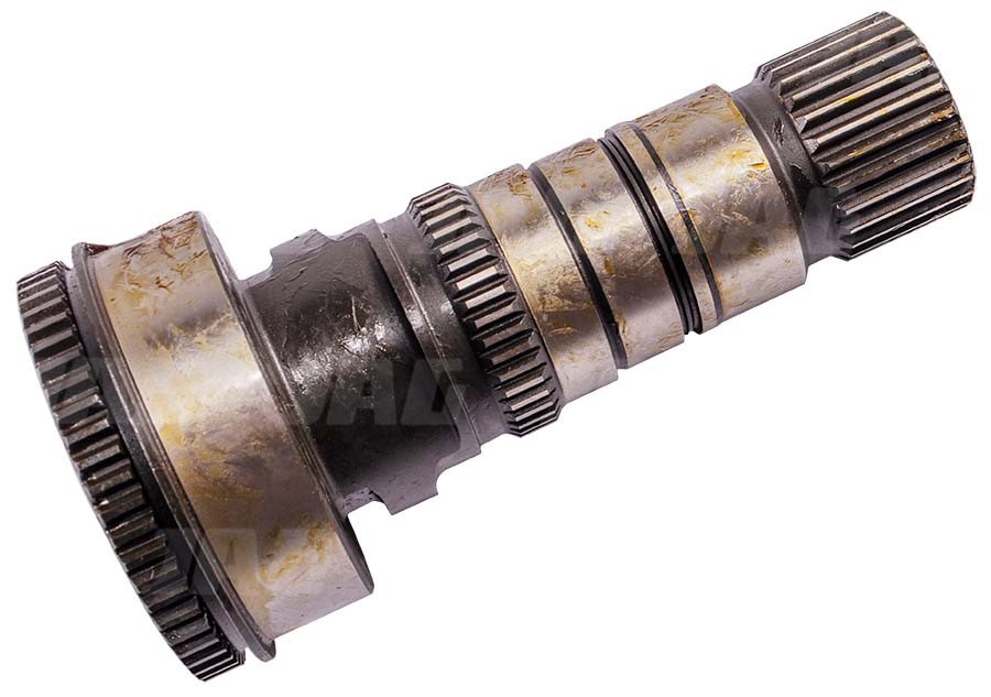 RE225878 Wał napędu pompy skrzyni